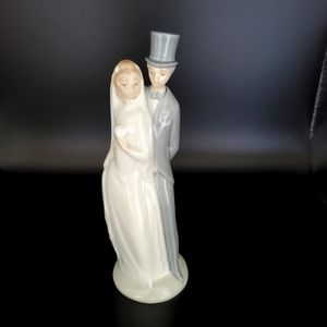 NAO Lladro Bride & Groom Porcelain Figurine. Wedding Cake Topper.
